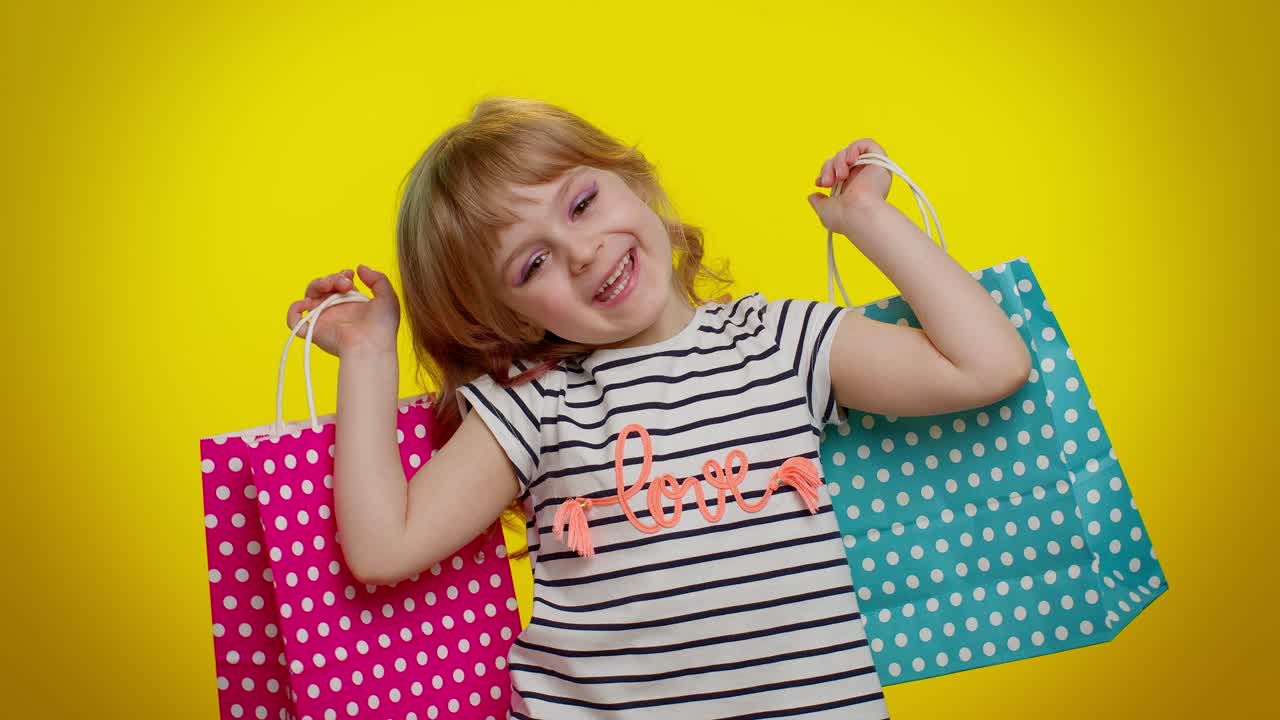 niña mostrando bolsas de compras, descuentos publicitarios, precios bajos, compras en los días festivos del viernes negro