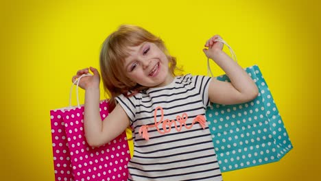 niña mostrando bolsas de compras, descuentos publicitarios, precios bajos, compras en los días festivos del viernes negro