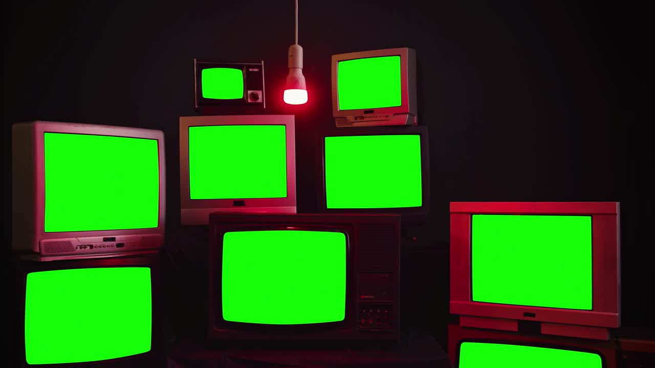 파란색과 검은색 벽을 가진 방에서 크로마 키 스크린을 가진 9 개의 빈티지 tv 그룹