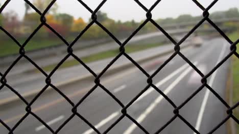 Coches-En-Carretera-Muy-Transitada-Con-Salida-Del-Puente-Con-Eslabón-De-Cadena---EE.UU.