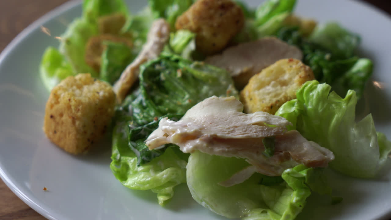 insalata caesar con pollo sul piatto
