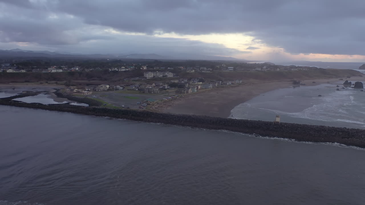 bandon oregon, drone volando sobre el embarcadero
