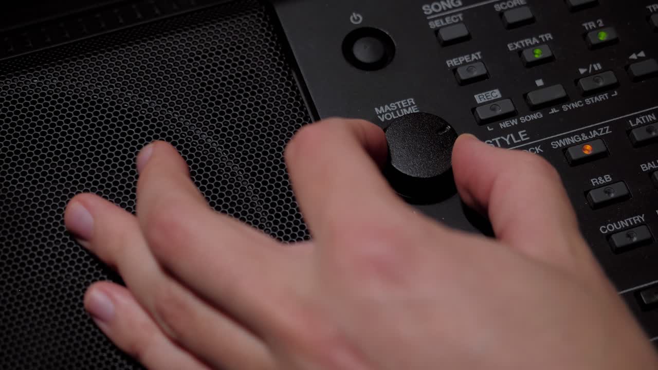 전자 키보드, 디지털 워크스테이션, 악기의 볼륨을 높이는 사람의 손