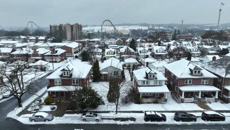 nieve en el barrio de hershey con casas y bloque en el fondo
