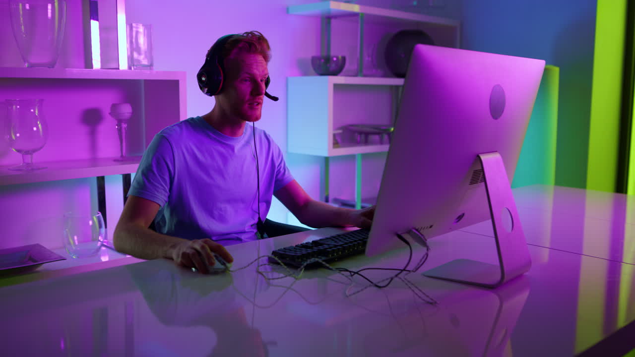 giocatore di neon godere del torneo di gioco. focalizzato streamer blogger gioco di registrazione