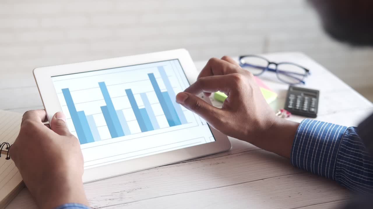 Erhvervsperson analyserer data på tablet