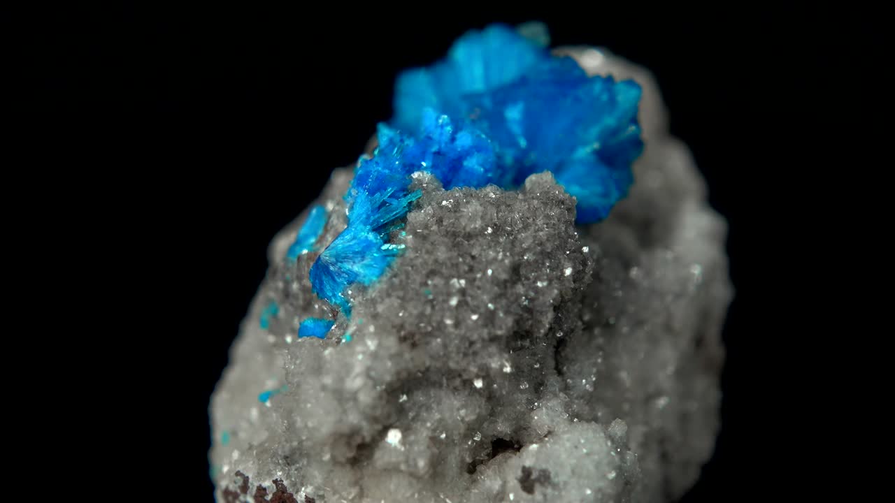 검은색 배경 앞에 하늘 파란색 미네랄 (카반사이트) 을 원활하게 회전시니다.