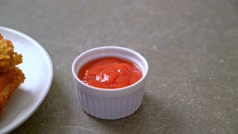 alitas de pollo fritas con ketchup