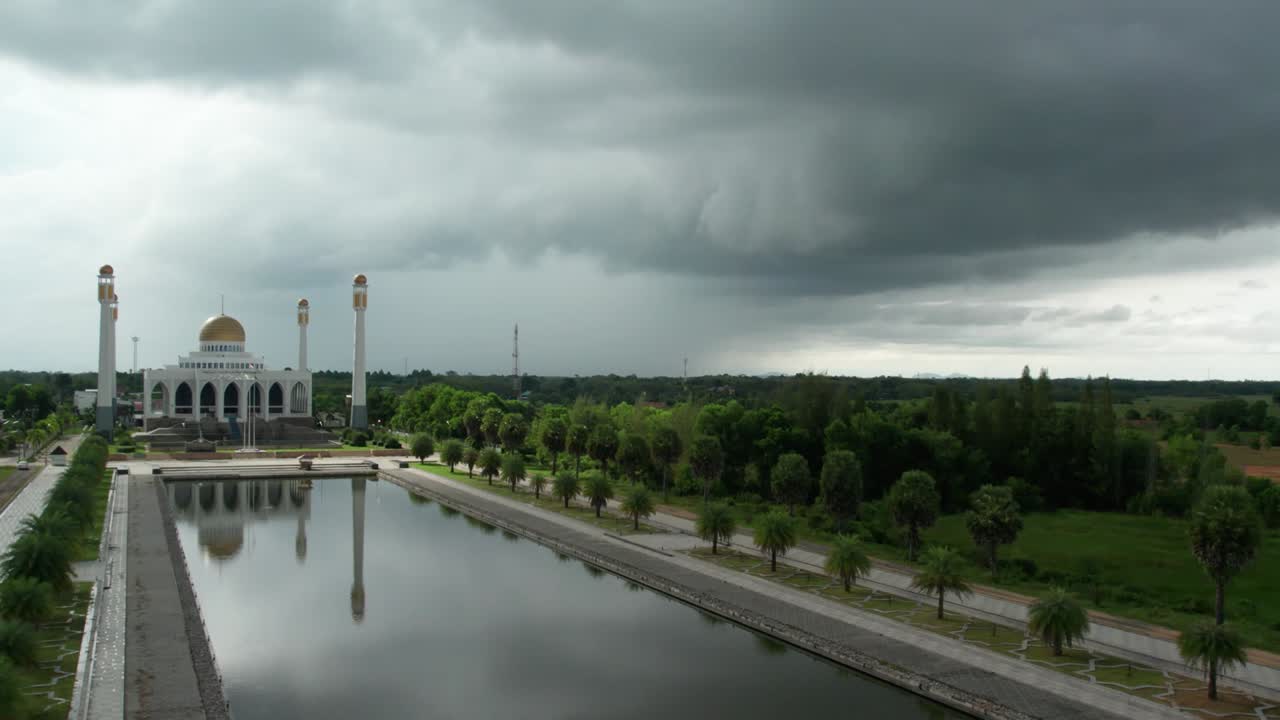 la cámara de avión no tripulado paisaje puesta de sol en la mezquita de la provincia de songkhla, tailandia. hermosa gran mezquita en el día de ramadán puesta de sol por la noche. video naturaleza color resolución 4k.