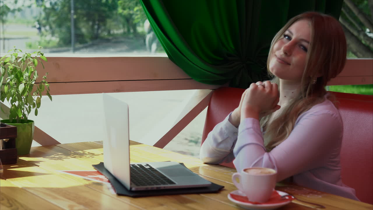 카페에서 노트북으로 일하는 여자