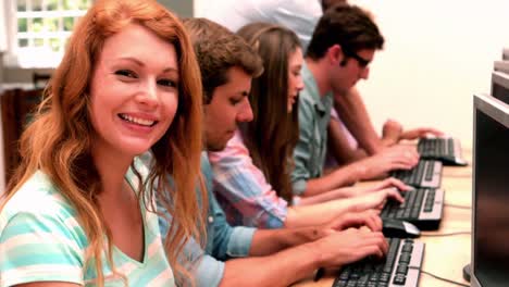 Estudiante-Feliz-Sonriendo-A-La-Cámara-En-Clase-De-Computación