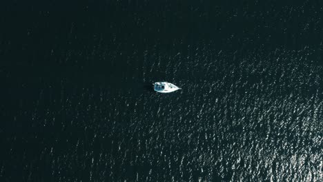 Velero-Blanco-En-El-Mar