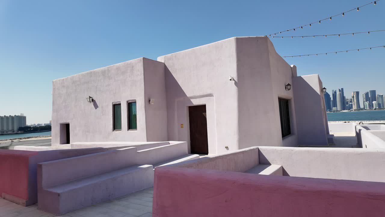 edificios coloridos en una ciudad del medio oriente