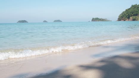 Weißer-Sandstrand-Mit-Vier-Inseln-Auf-Koh-Chang-Thailand-Mit-Inseln-Im-Hintergrund