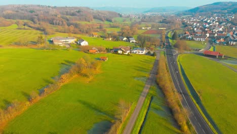 Vuelo-De-Drones-Sobre-Una-Carretera-Rural-Abierta-Con-Algo-De-Tráfico