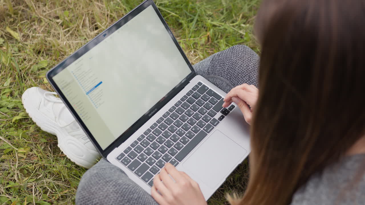 mujer trabajando en una computadora portátil al aire libre