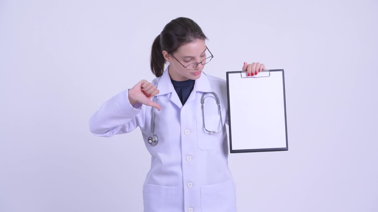 una mujer joven y hermosa, doctora.