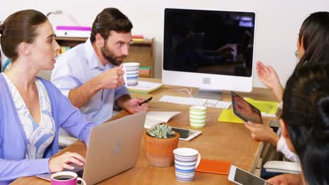 grupo de ejecutivos de negocios que trabajan juntos