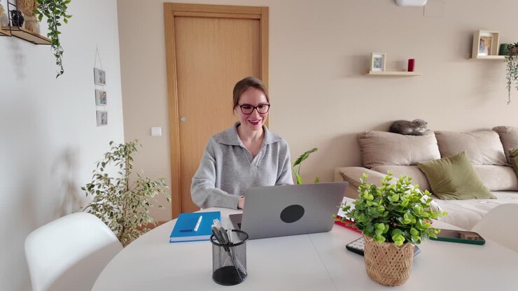 mujer trabajando en la computadora portátil en casa