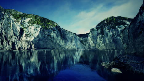 Küste-Mit-Meer-Und-Felsen