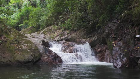 Cascada-Pozo-Azul-En-Minca,-Colombia,-Cascadas-A-Través-De-Un-Exuberante-Bosque-Tropical