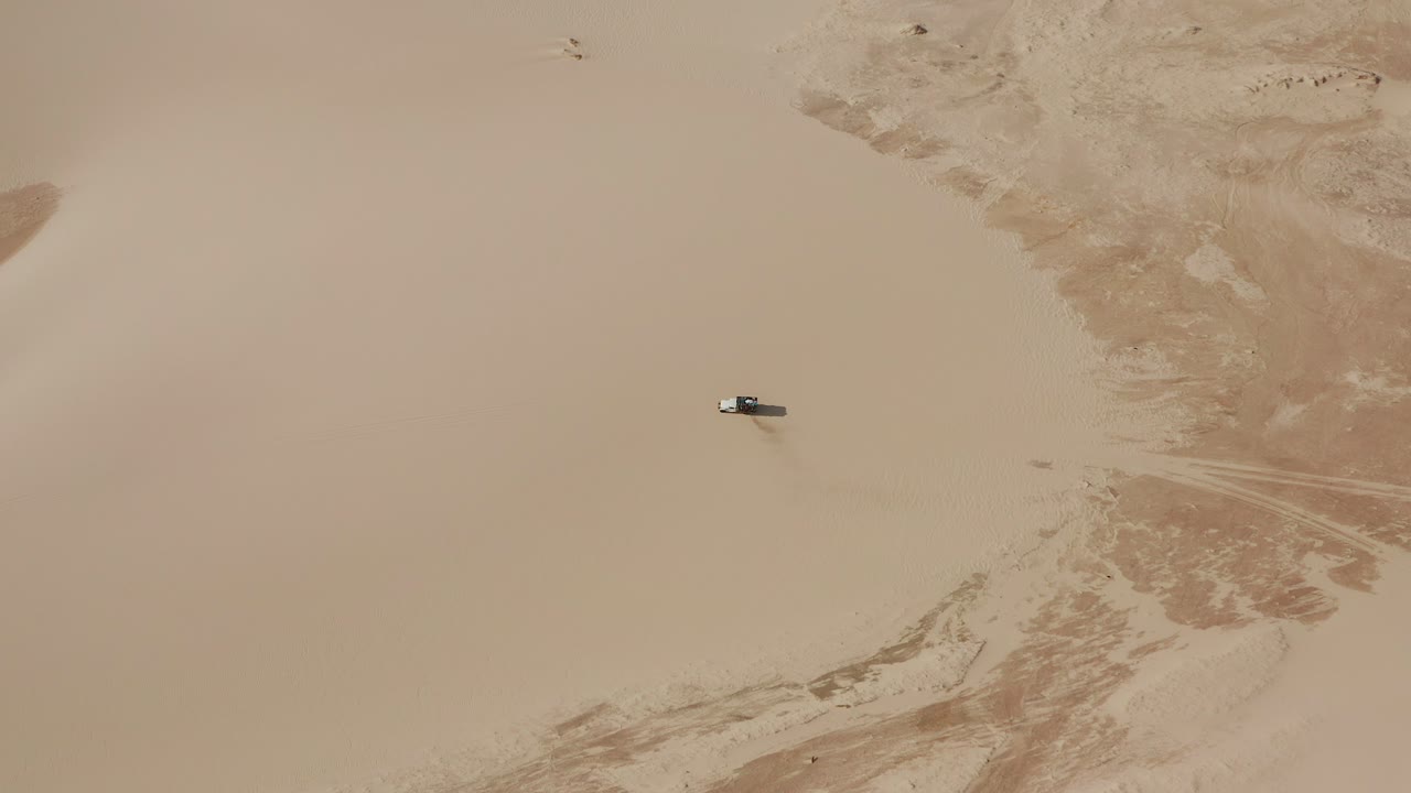 공중:건기 동안 브라질의 lencois maranhenses의 모래 언덕을 통해 여행하는 kitesurfers와 트럭