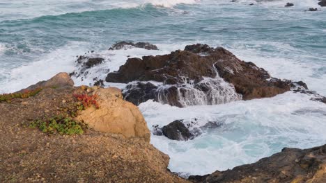 Olas-Suaves-Rompiendo-Sobre-Rocas-Costeras