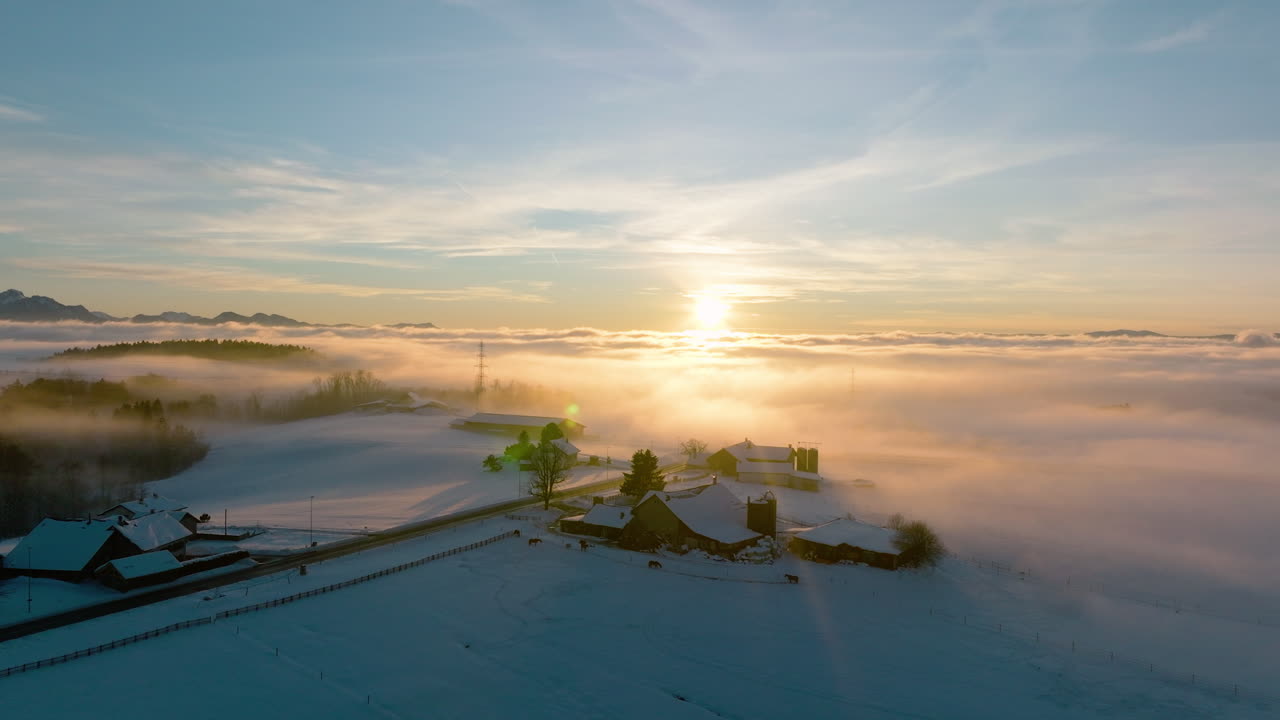 스위스 보드(vaud)에서 해가 질 때 겨울 안개로 뒤덮인 지역 농가