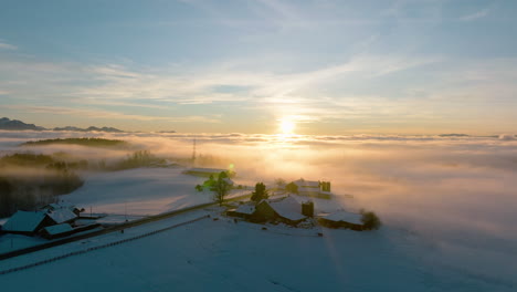 Lokale-Bauernhäuser,-Die-Während-Des-Sonnenuntergangs-Im-Waadt,-Schweiz,-In-Winternebel-Gehüllt-Sind