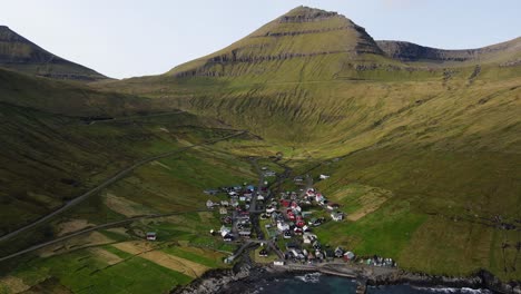 Drohnenaufnahmen-Des-Dorfes-Funningur,-Die-Den-Berg-Slættaratindur-Auf-Der-Insel-Eysturoy-Auf-Den-Färöern-Zeigen