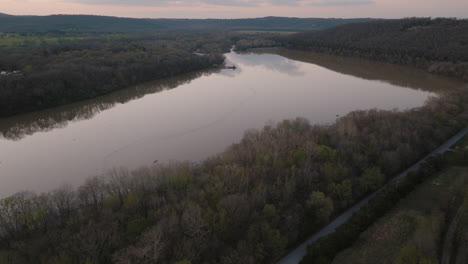 Luftaufnahme-über-Einer-Landstraße-Am-Lake-Sequoyah-Bei-Sonnenuntergang,-Arkansas