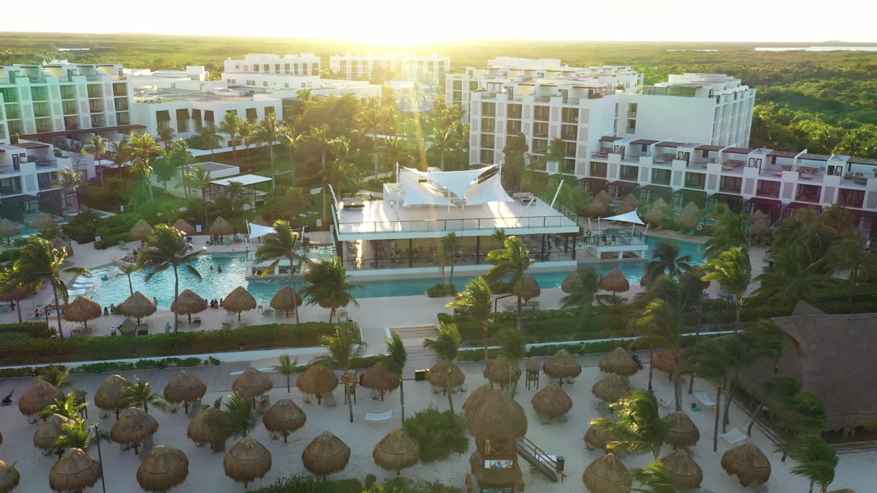 Cancun, Meksika'daki Finest Playa Mujeres Otel Tesisi'nde Hasır Şemsiyeler. Havadan Drone Çekimi.
