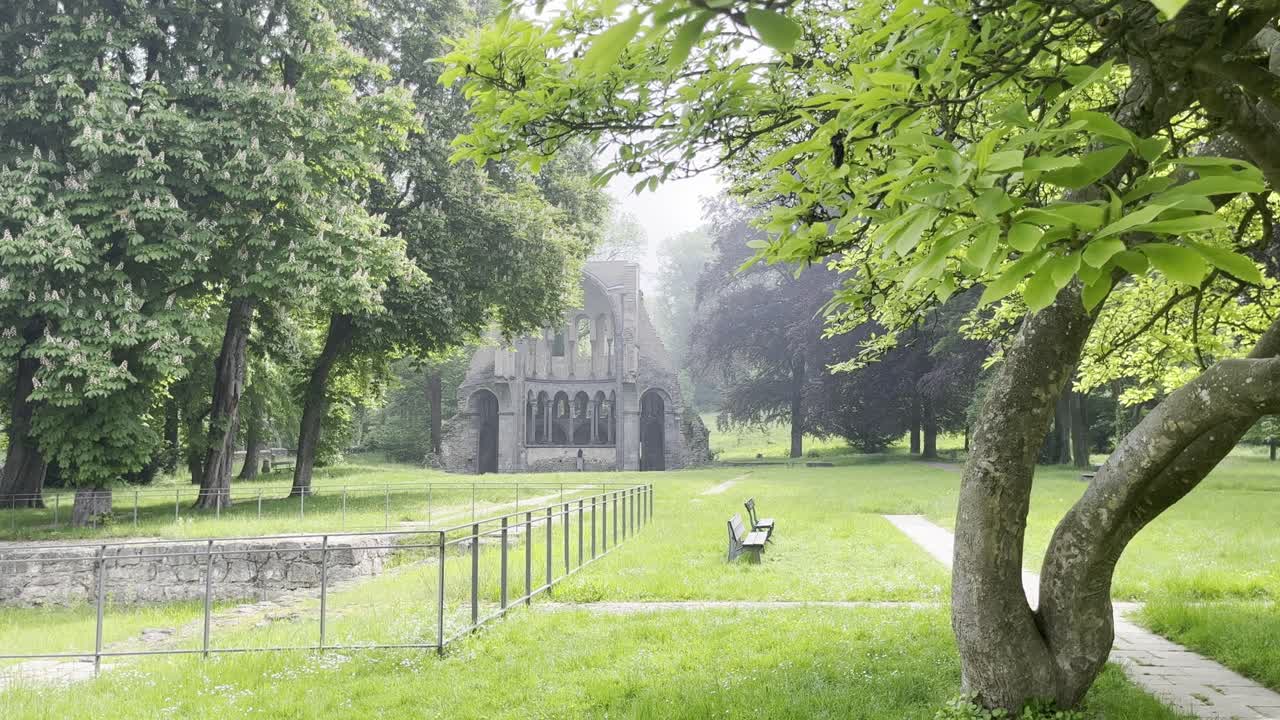 헤이스터바흐 수도원의 유적, 성벽의 절반이 성당과 함께