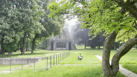 ruinas del monasterio de heisterbach, la mitad de las paredes con un claustro