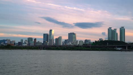 Stadtbild-Am-Wasser-Mit-Türmen-Und-Hochhäusern-Im-Fluss-Han,-Seoul,-Südkorea