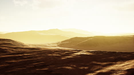 Sonnenuntergang-über-Den-Sanddünen-In-Der-Wüste