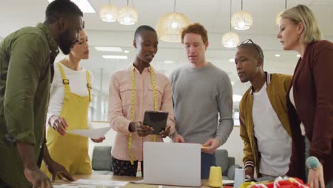 Diverse-group-of-male-and-female-business-colleagues-working-in-office