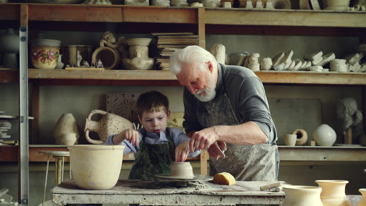 Nonno e nipote che imparano la ceramica