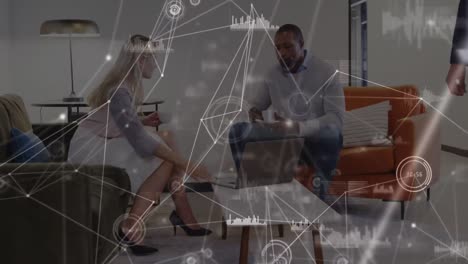 puntos y gráficos que se conectan con líneas sobre diversos compañeros de trabajo con computadora portátil y café estrechando las manos
