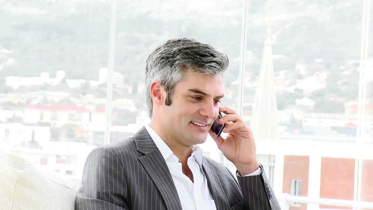 Sorridente empresário no telefone