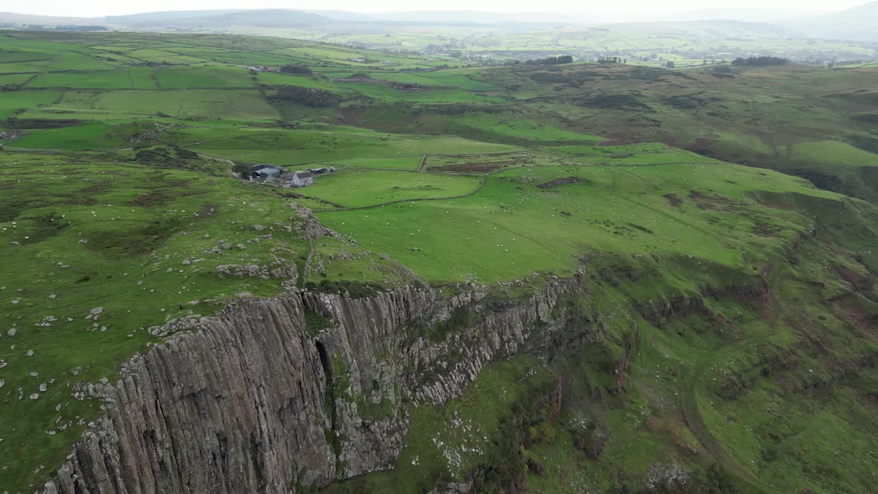 vista aérea de hermosos acantilados de fair head en irlanda del norte con vistas a los lugares de escalada y destino único para una aventura de viaje para excursionistas y escaladores
