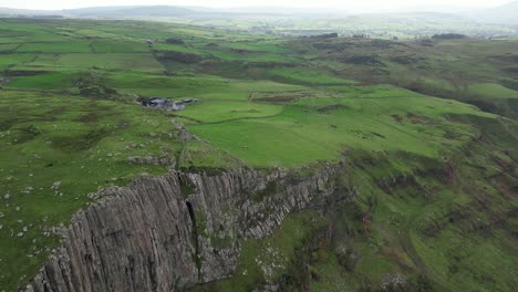 Luftaufnahme-Der-Wunderschönen-Klippen-Von-Fair-Head-Cliffs-In-Nordirland-Mit-Blick-Auf-Die-Kletterstellen-Und-Einzigartiges-Ziel-Für-Ein-Reiseabenteuer-Für-Wanderer-Und-Kletterer