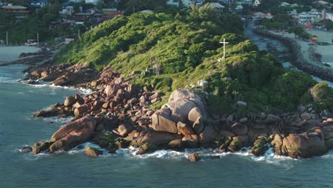 vista aérea de las piscinas naturales en la costa rocosa de barra da lagoa, hermoso paisaje en florianópolis, santa catarina, brasil