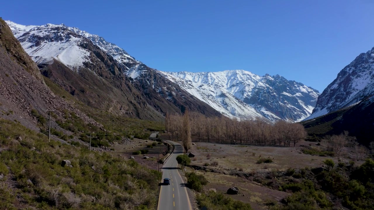 Chili, conduite de VUS tout-terrain sur l'autoroute de montagne du Cajón del Maipo
