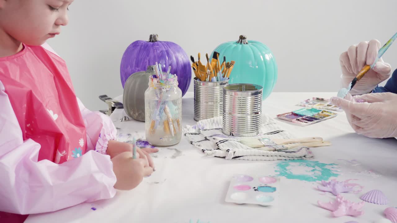 아크릴 페인트로 호박을 칠하는 공예