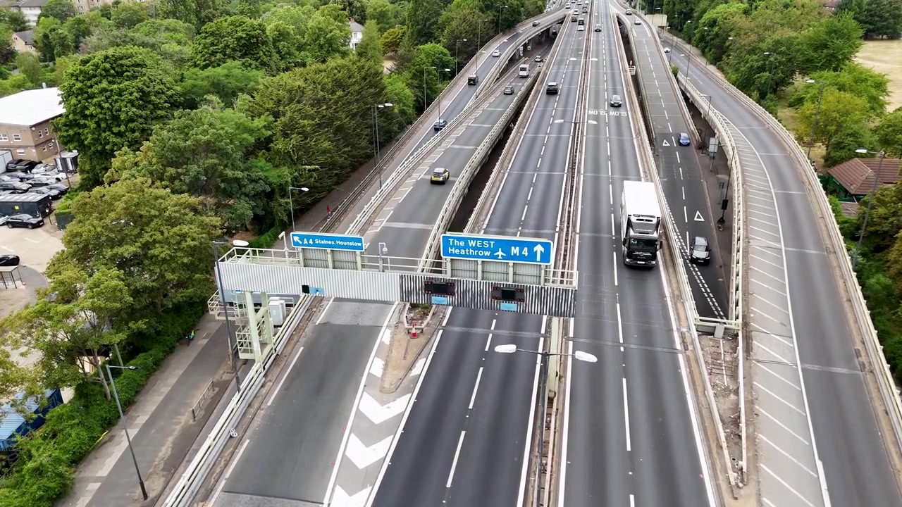 Sinais de pórtico e tráfego em uma autoestrada elevada onde o viaduto passa por cima de um movimentado cruzamento suburbano