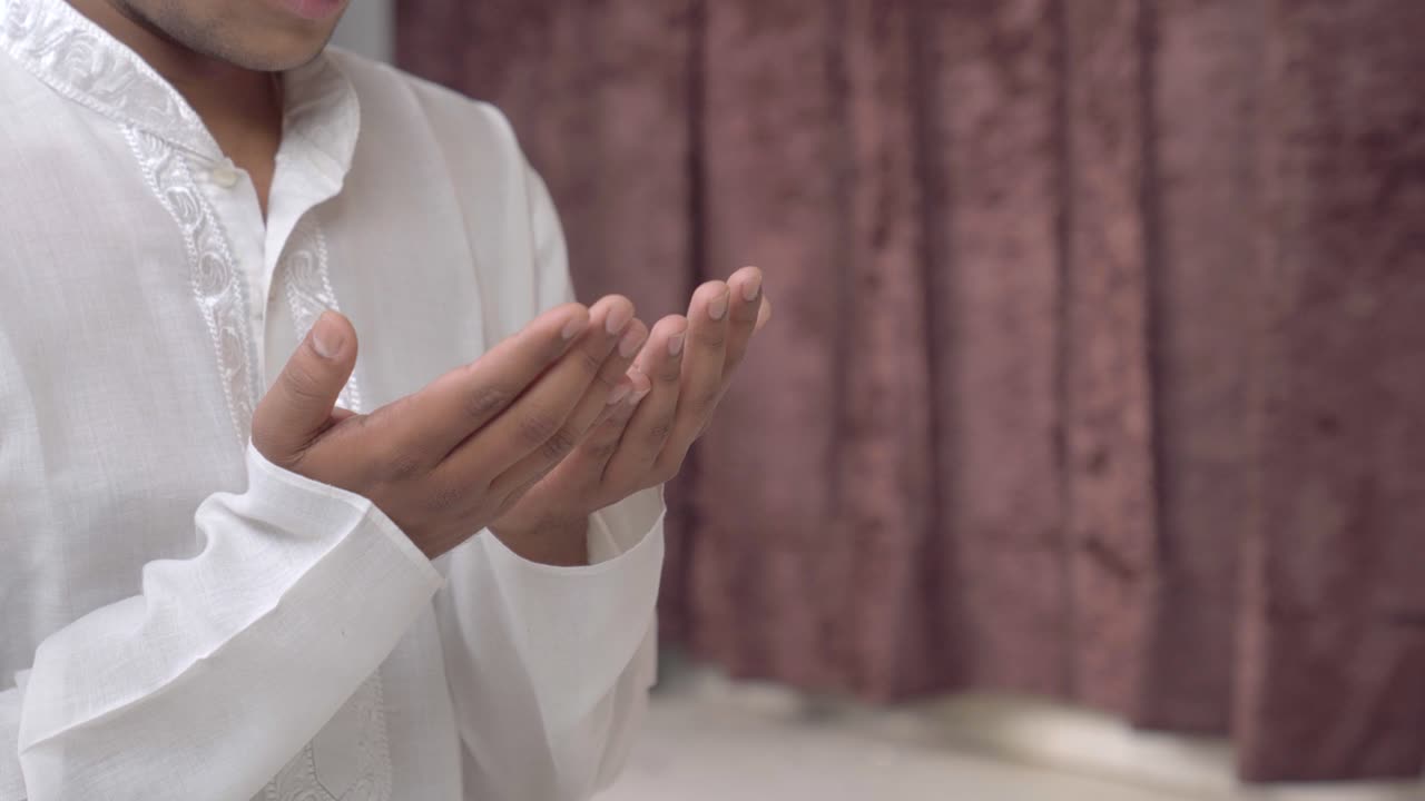 나마즈를 읽는 인도 남자 손의 클로즈업