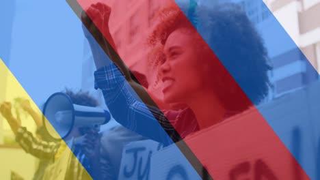 animación de la bandera de ucrania y rusia sobre varios manifestantes