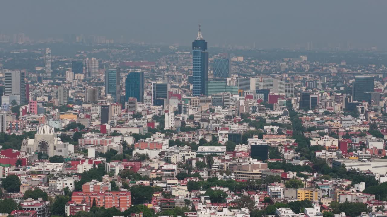 Meksiko Şehri'nde kirli bir sabahı yakalayan telefoto drone videosu.