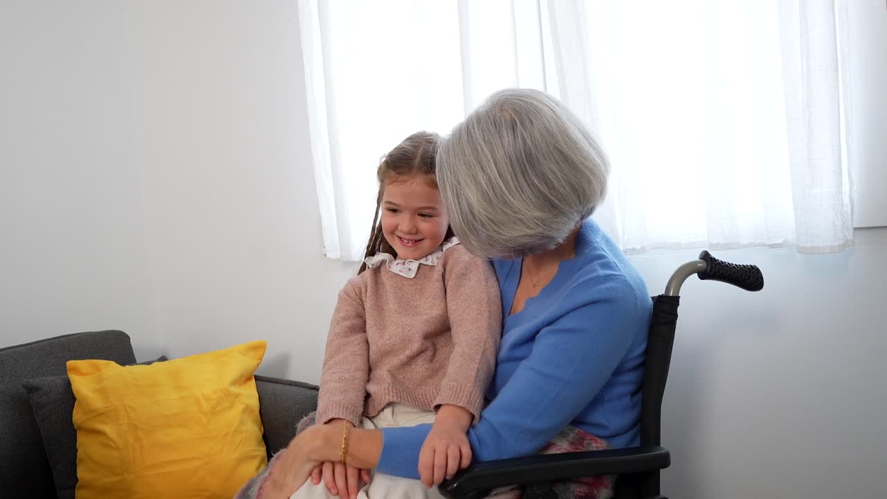 Una famiglia multigenerazionale condivide momenti affettuosi in casa